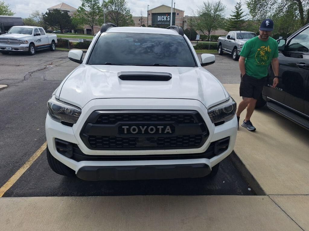 2018 TOYOTA Tacoma