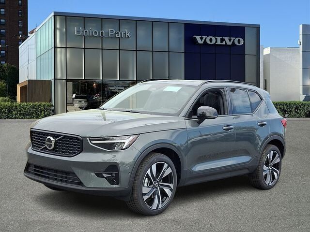2026 VOLVO XC40