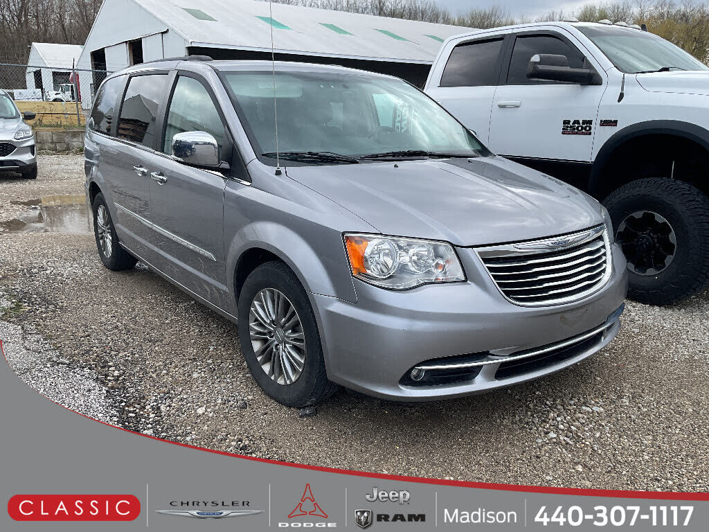 2016 CHRYSLER Town and Country