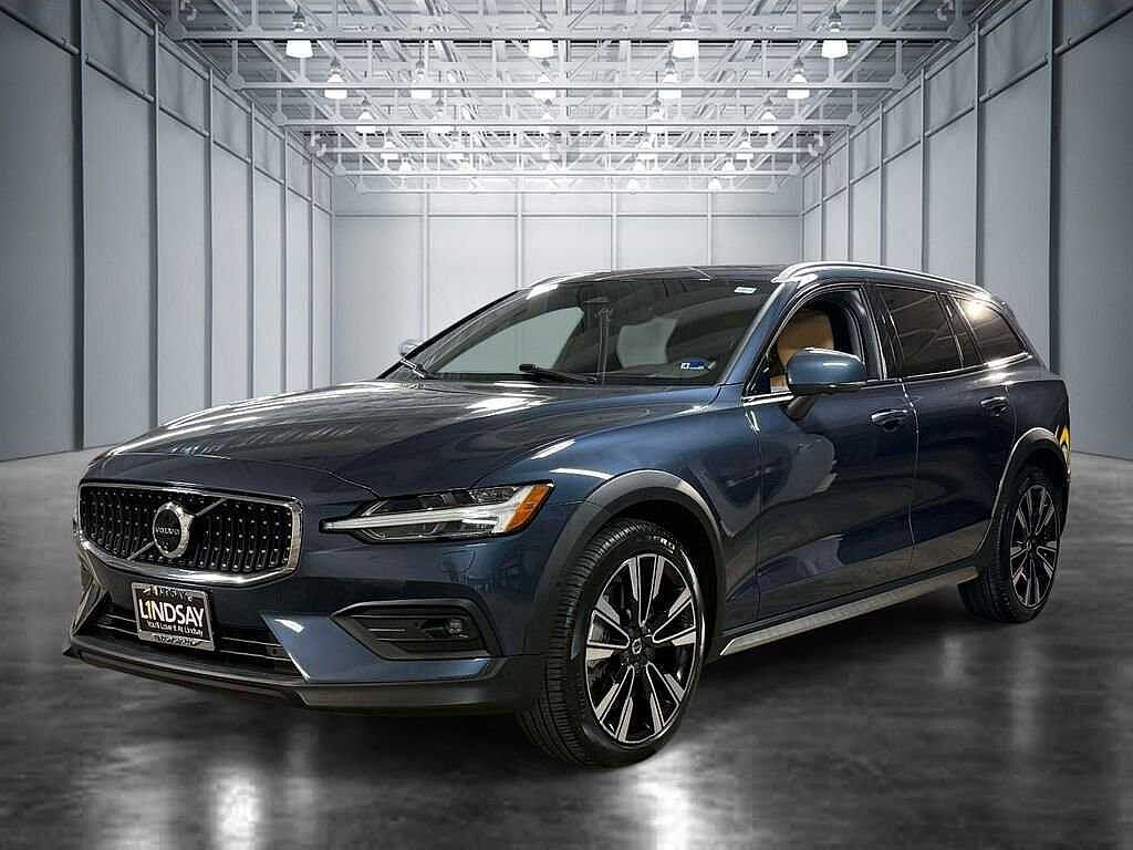 2025 VOLVO V60CC
