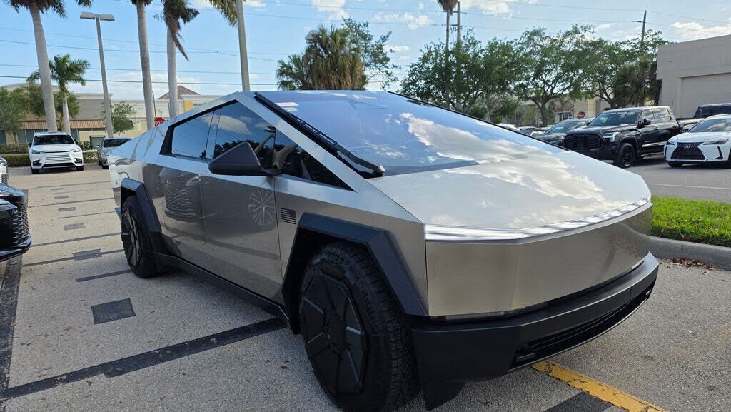 2025 TESLA Cybertruck