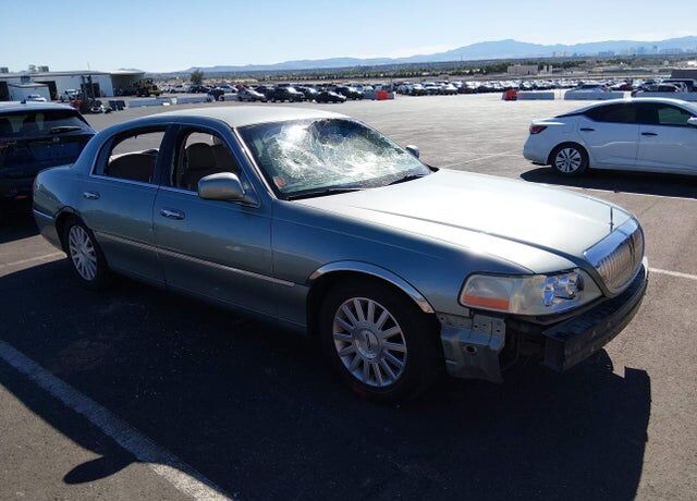 2004 LINCOLN Town Car