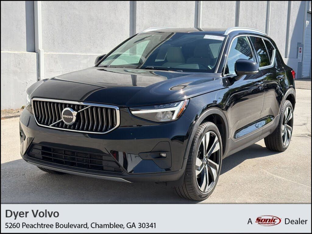 2023 VOLVO XC40