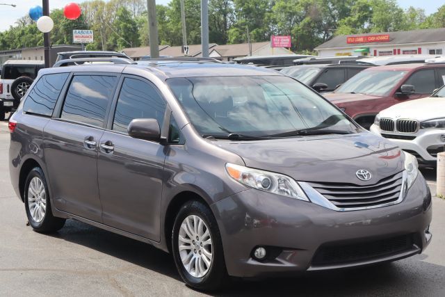 2017 TOYOTA Sienna