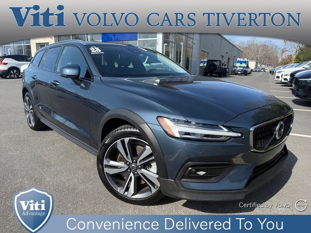 2025 VOLVO V60CC