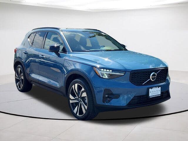 2023 VOLVO XC40