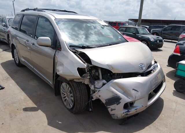 2015 TOYOTA Sienna