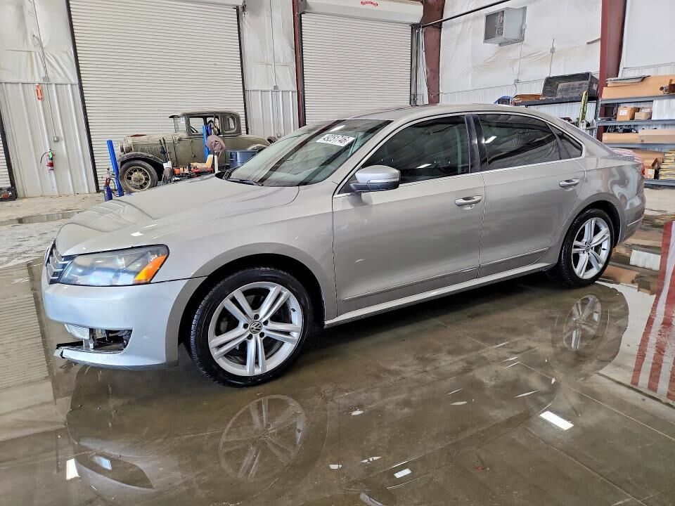 2013 VOLKSWAGEN Passat