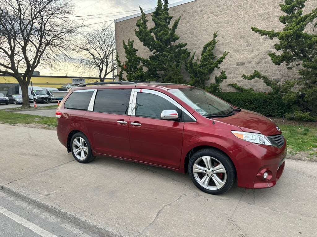 2012 TOYOTA Sienna