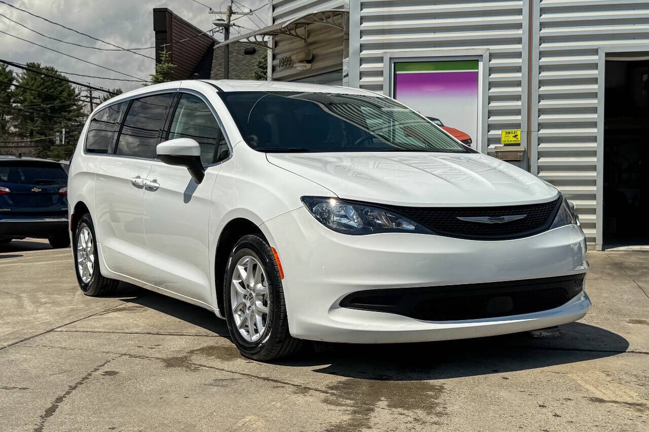 2023 CHRYSLER Voyager