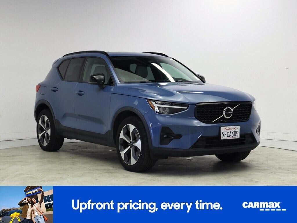 2023 VOLVO XC40