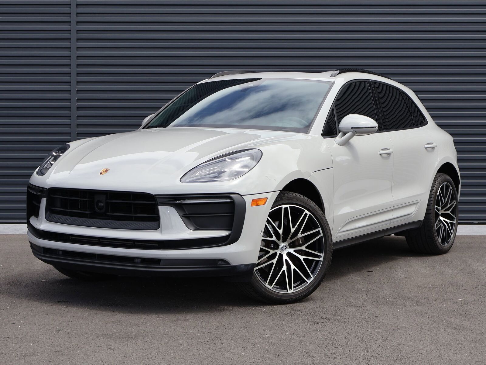 2023 PORSCHE Macan