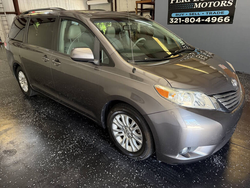 2011 TOYOTA Sienna
