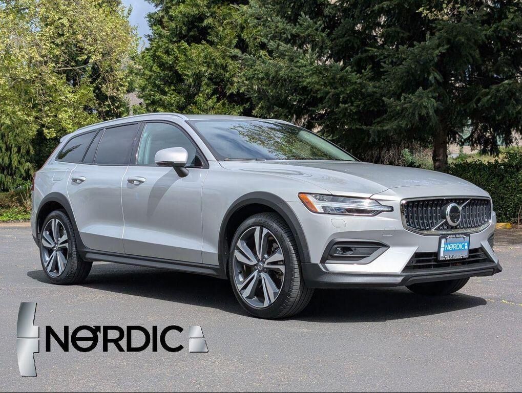 2025 VOLVO V60CC