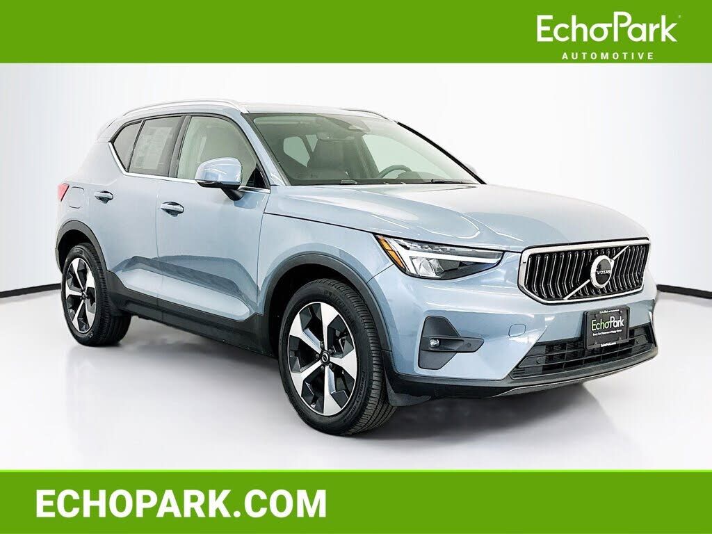 2023 VOLVO XC40