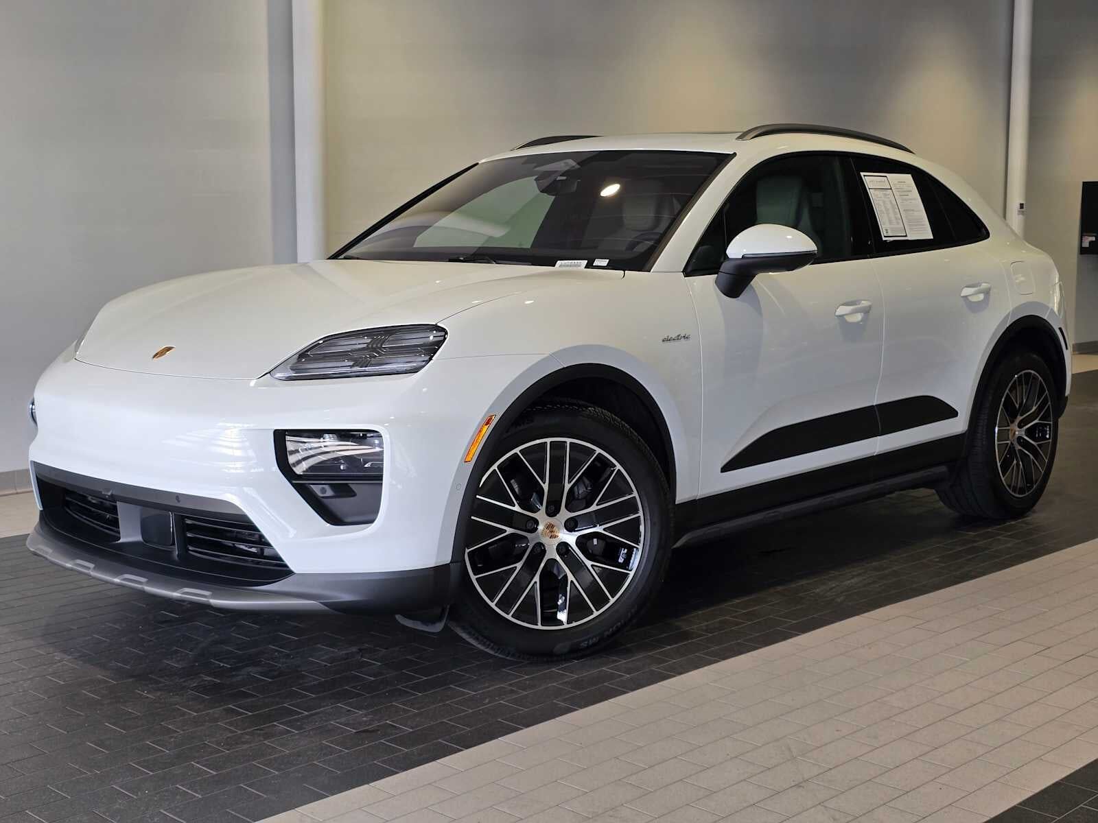 2025 PORSCHE Macan