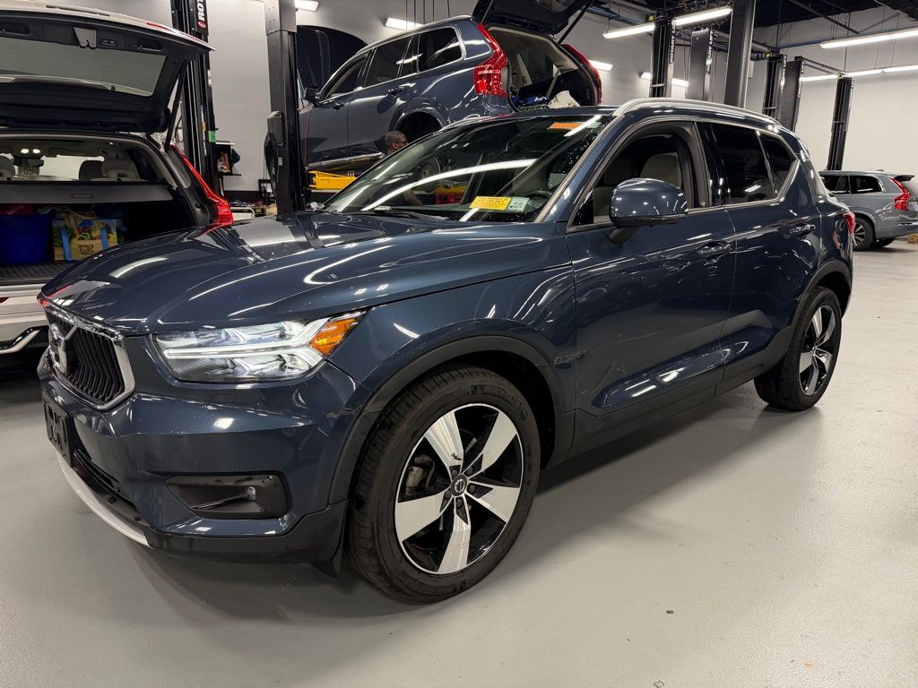 2022 VOLVO XC40