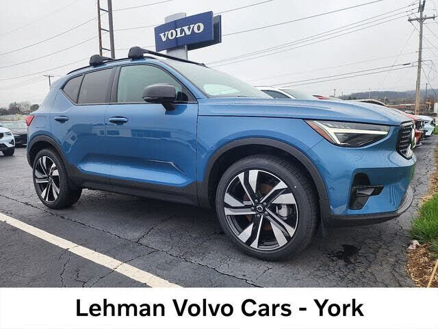 2025 VOLVO XC40