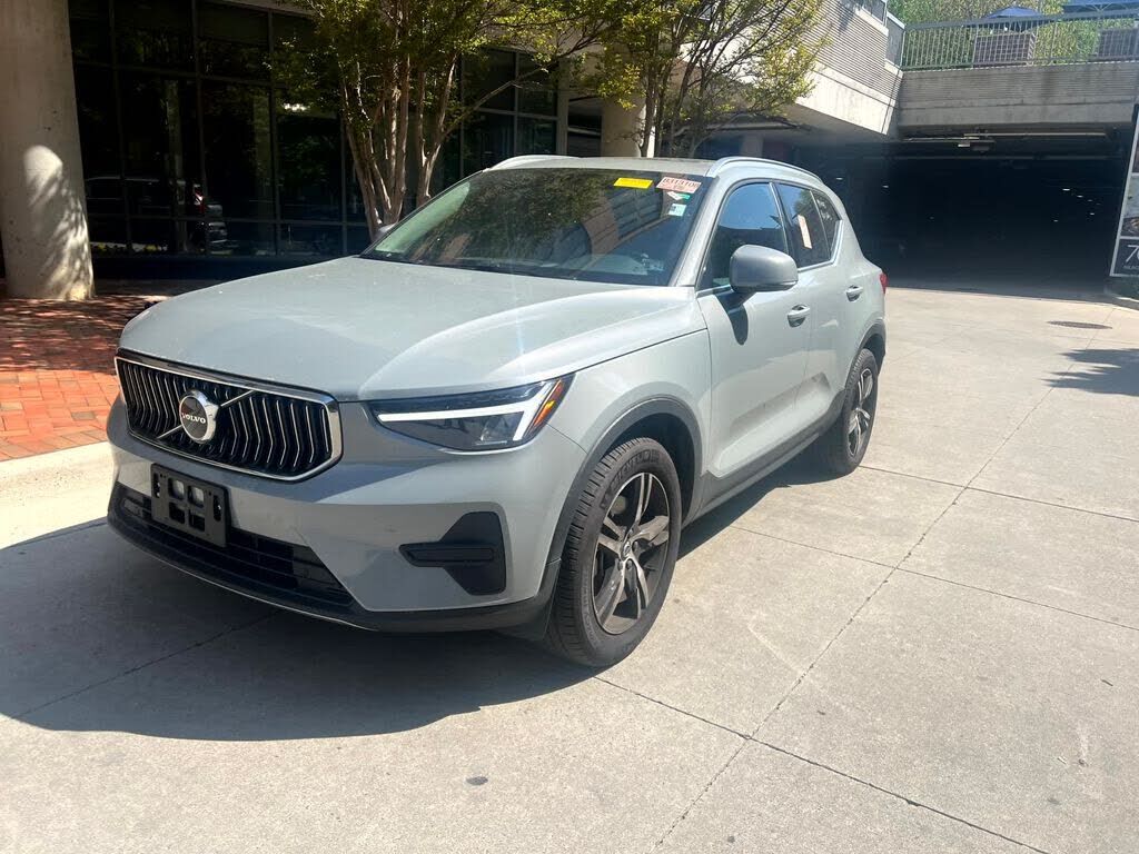 2025 VOLVO XC40