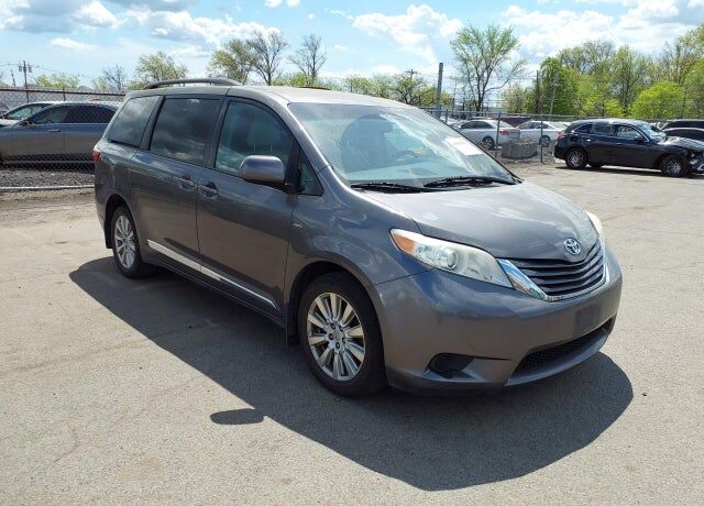 2017 TOYOTA Sienna