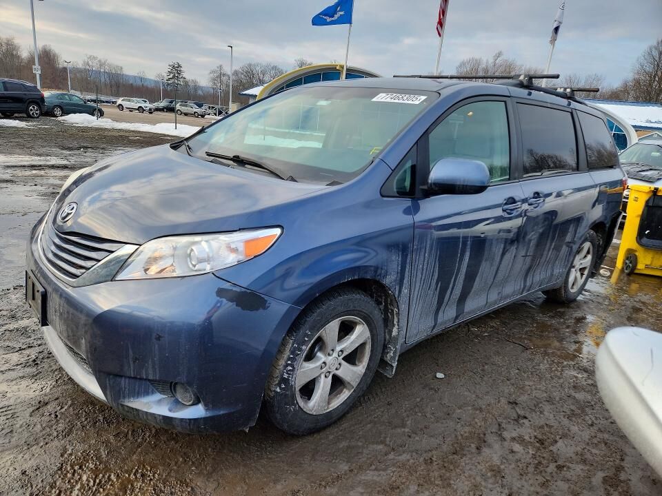 2016 TOYOTA Sienna