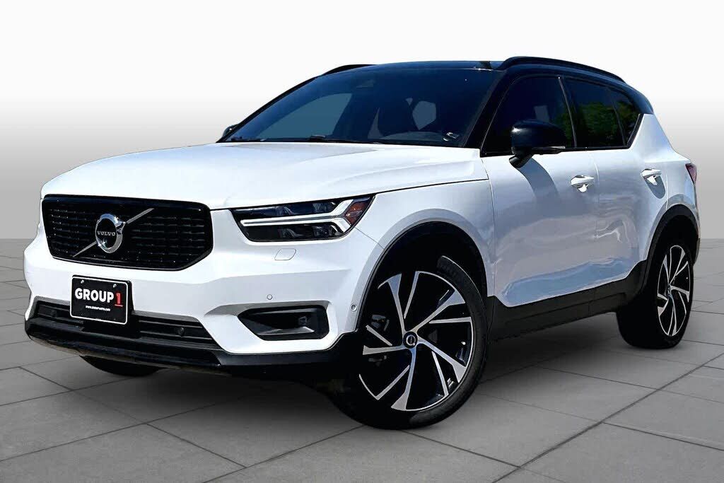 2022 VOLVO XC40