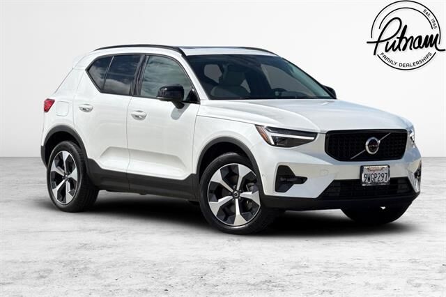 2026 VOLVO XC40