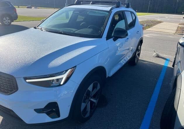 2025 VOLVO XC40