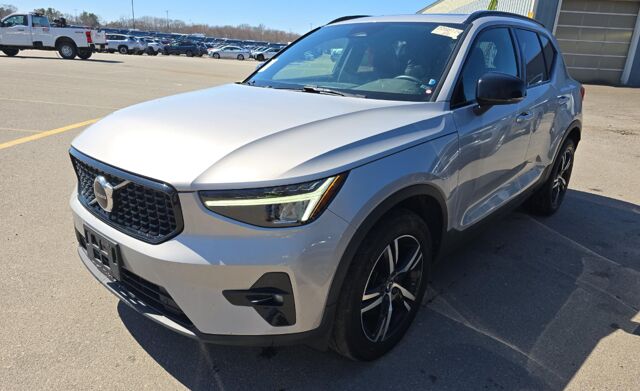 2023 VOLVO XC40