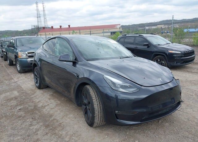 2025 TESLA Model Y