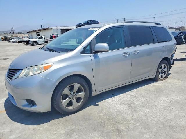 2012 TOYOTA Sienna