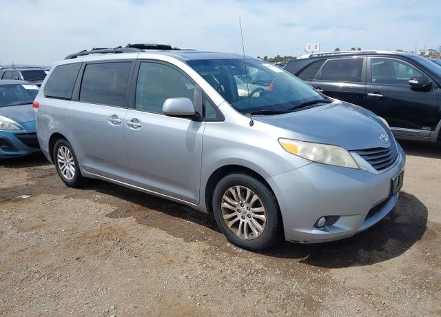2011 TOYOTA Sienna
