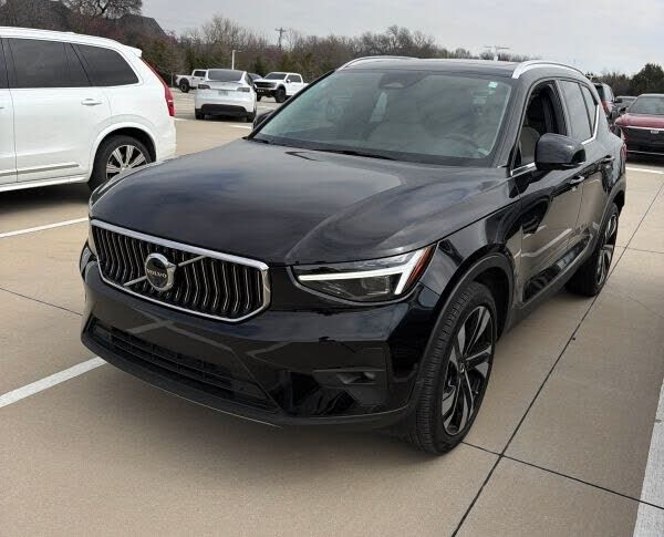 2024 VOLVO XC40