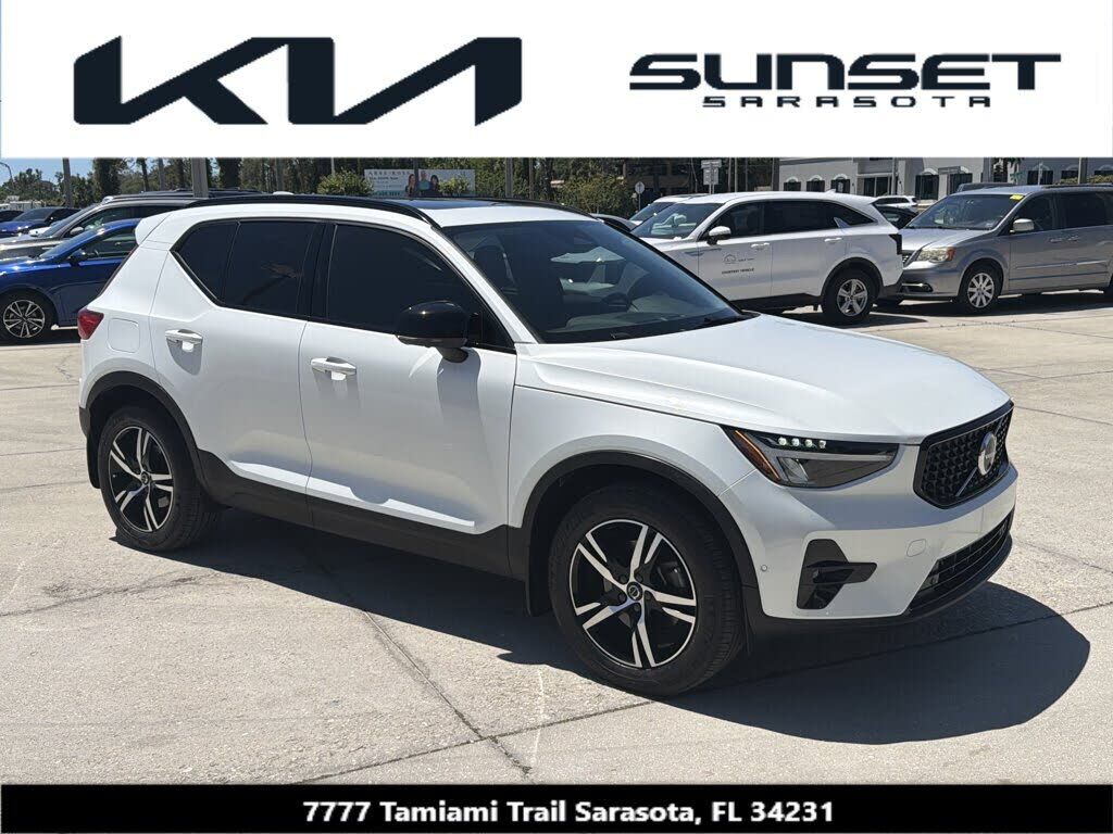 2023 VOLVO XC40