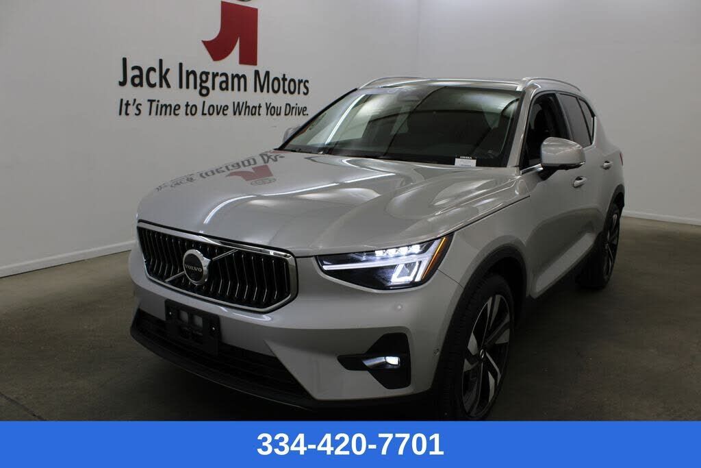 2025 VOLVO XC40