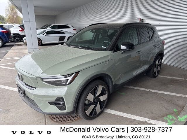 2023 VOLVO XC40