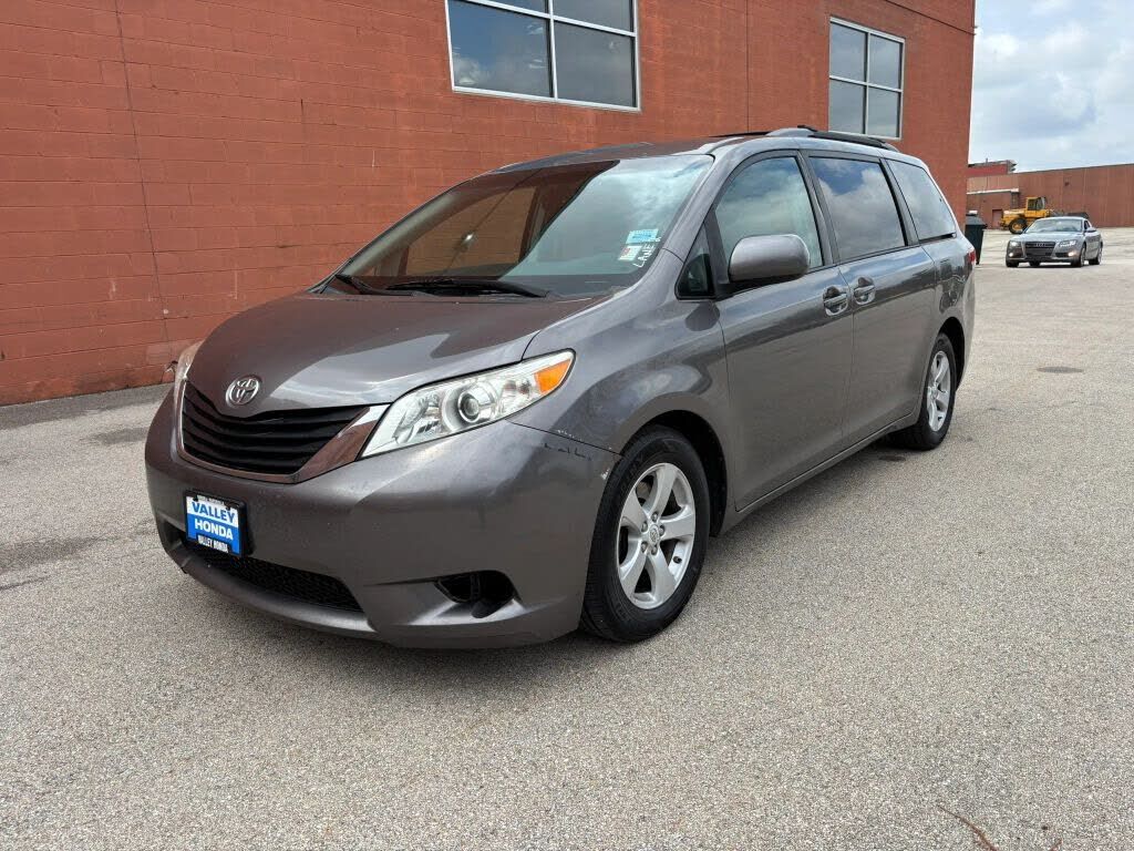 2011 TOYOTA Sienna