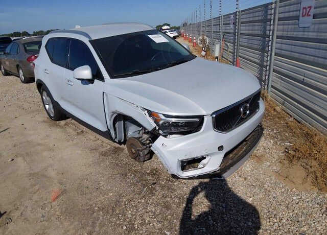2022 VOLVO XC40