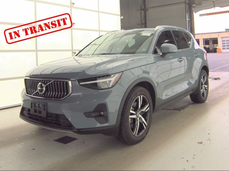 2023 VOLVO XC40