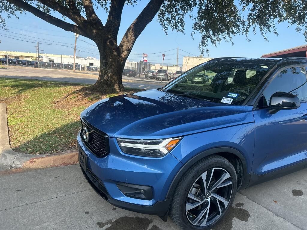 2020 VOLVO XC40