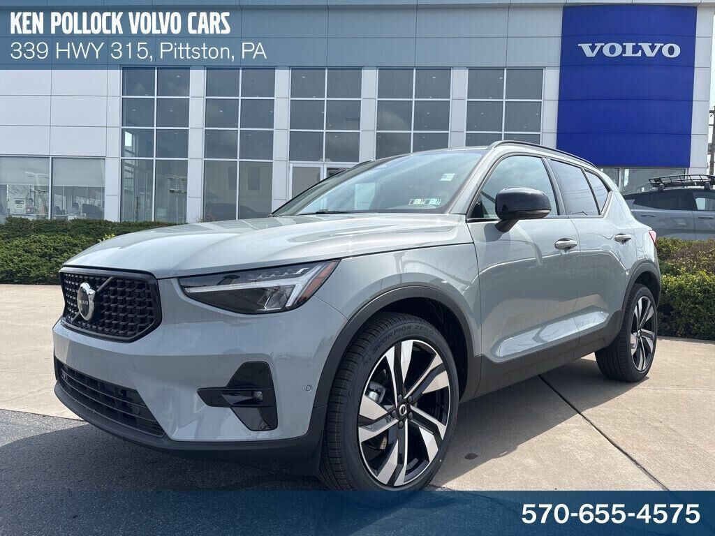 2026 VOLVO XC40