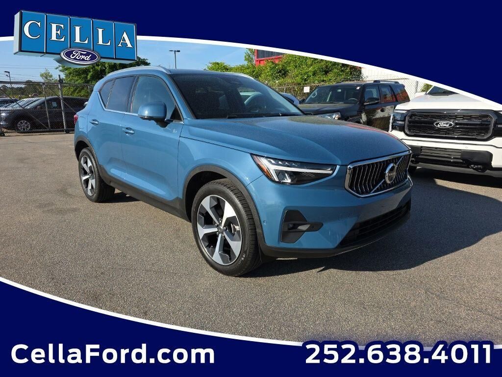 2025 VOLVO XC40