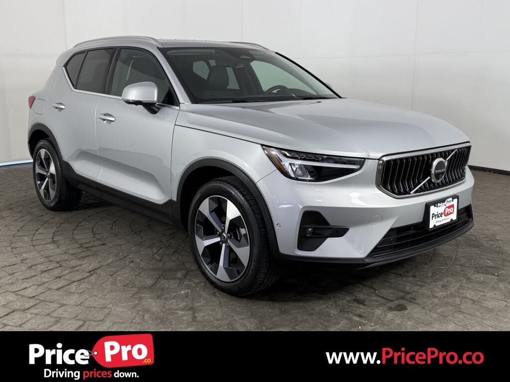2025 VOLVO XC40