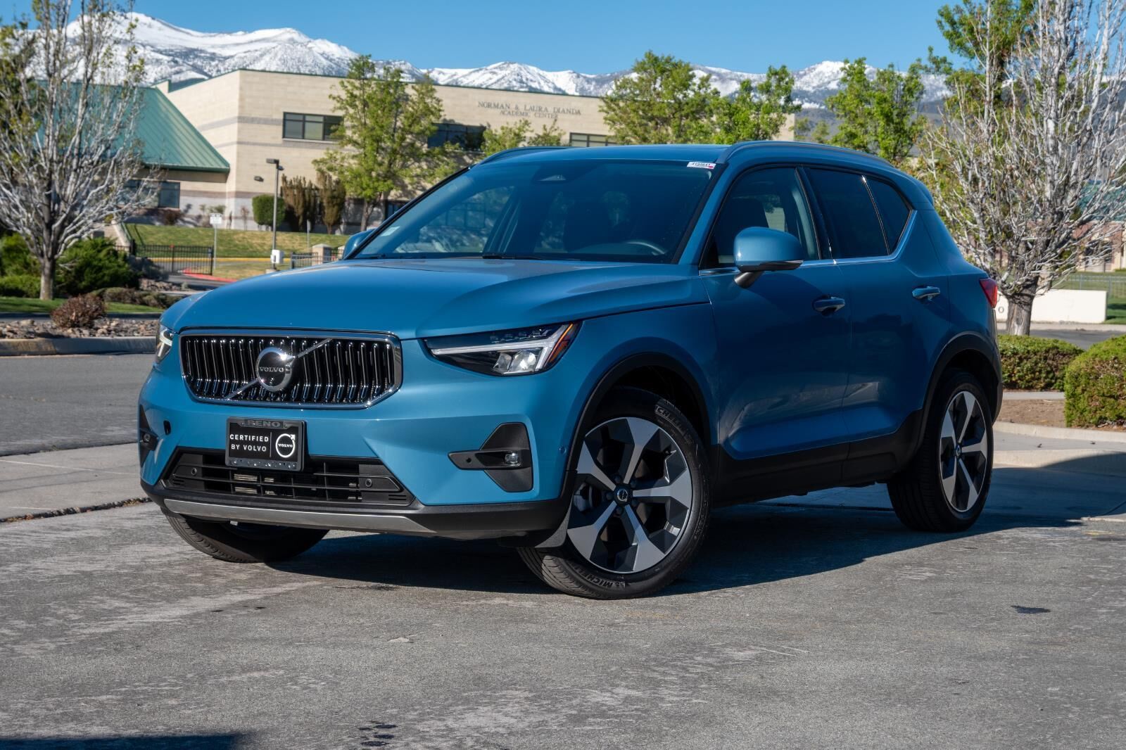 2025 VOLVO XC40