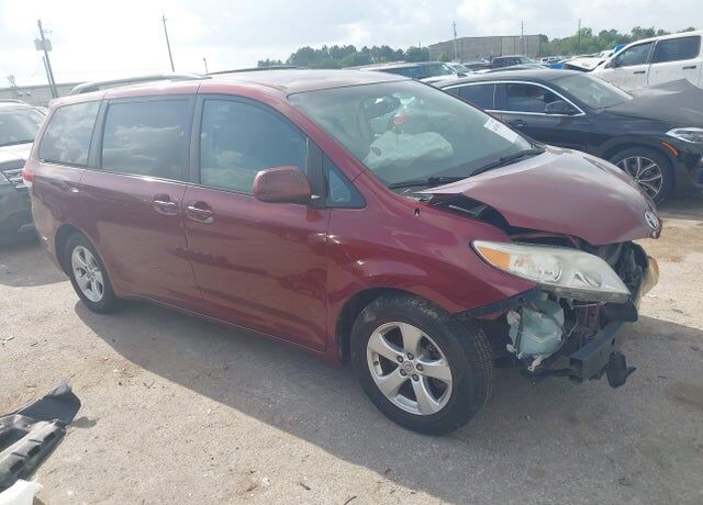 2013 TOYOTA Sienna