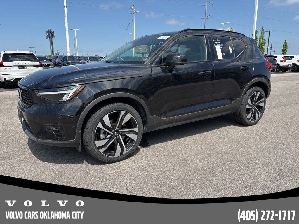 2025 VOLVO XC40