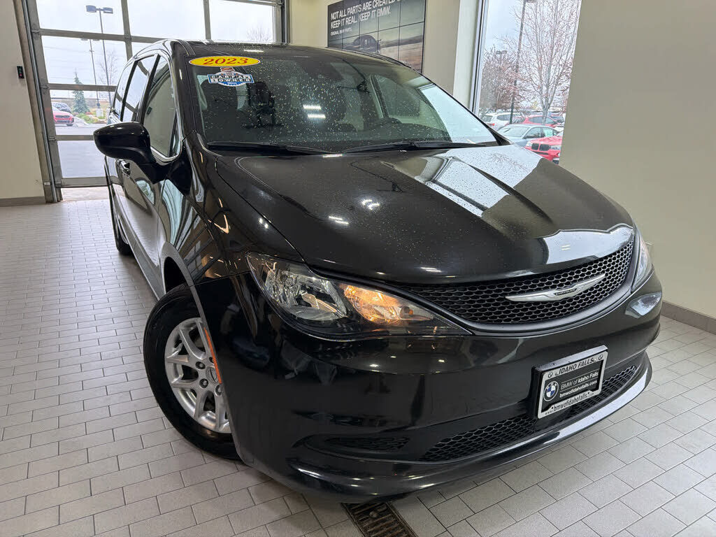 2023 CHRYSLER Voyager