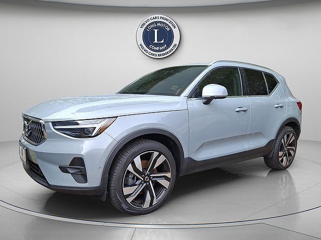 2025 VOLVO XC40