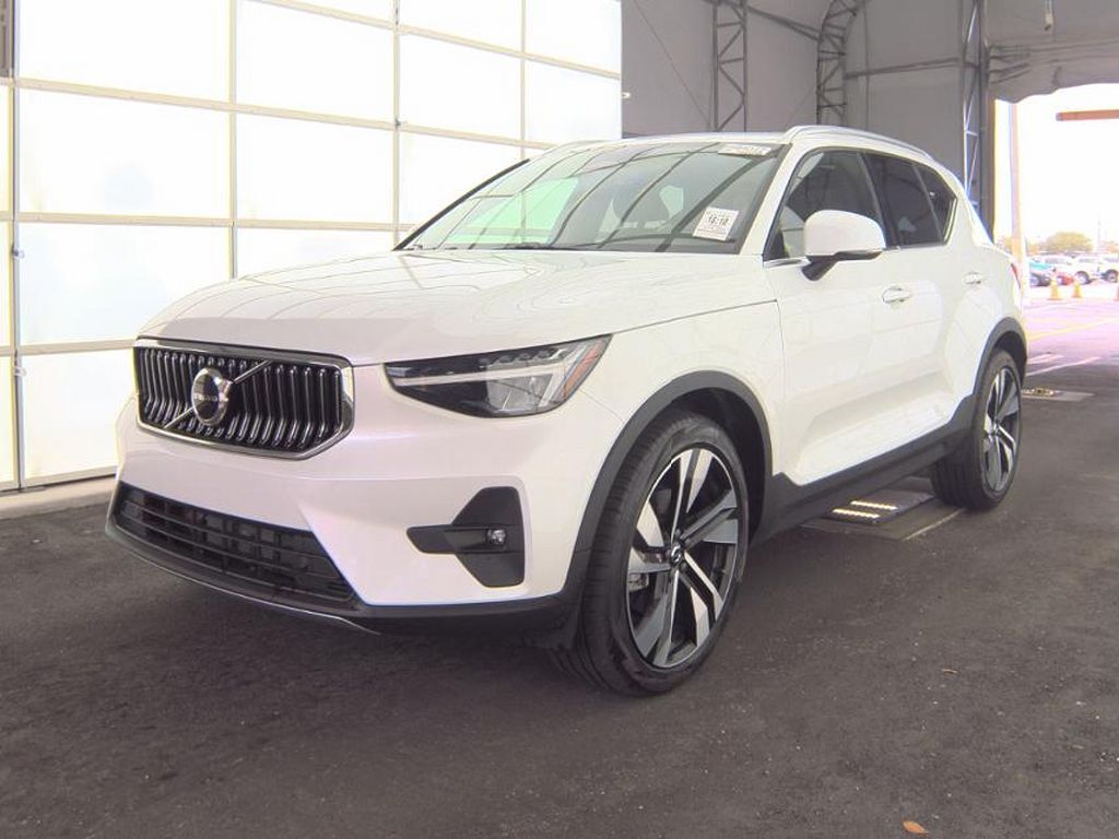 2023 VOLVO XC40