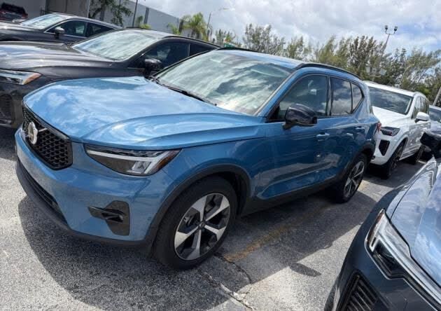 2023 VOLVO XC40
